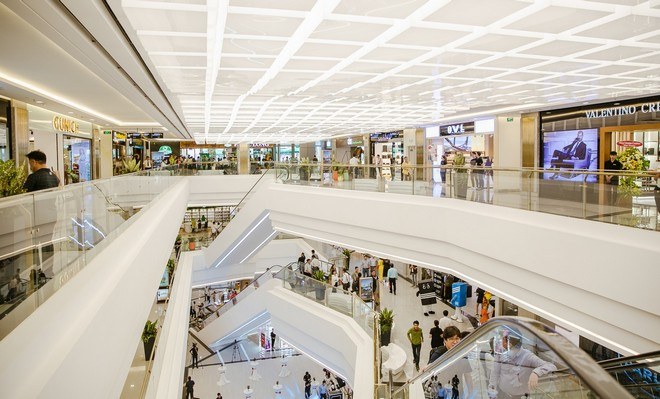 Với nhiều thương hiệu nổi tiếng, khách tham quan có thể lựa chọn được dòng thời trang phù hợp