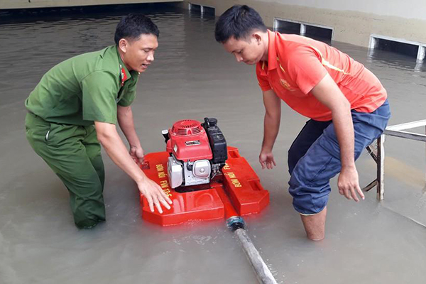 Lắp máy bơm  nước để bơm nước ngập ra khỏi nhà