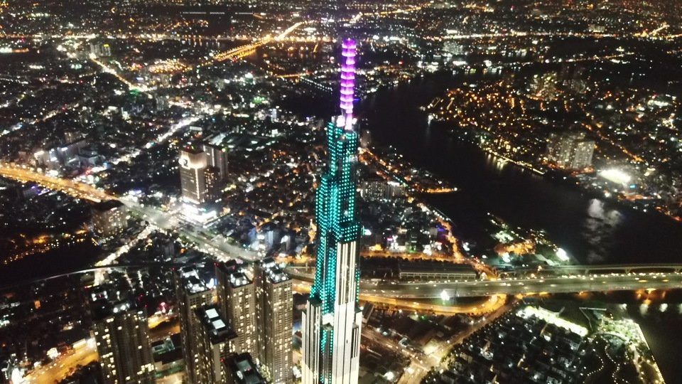 Bạn có thể chiêm ngưỡng toàn cảnh thành phố khi đứng trên đài quan sát của tòa nhà Landmark 81